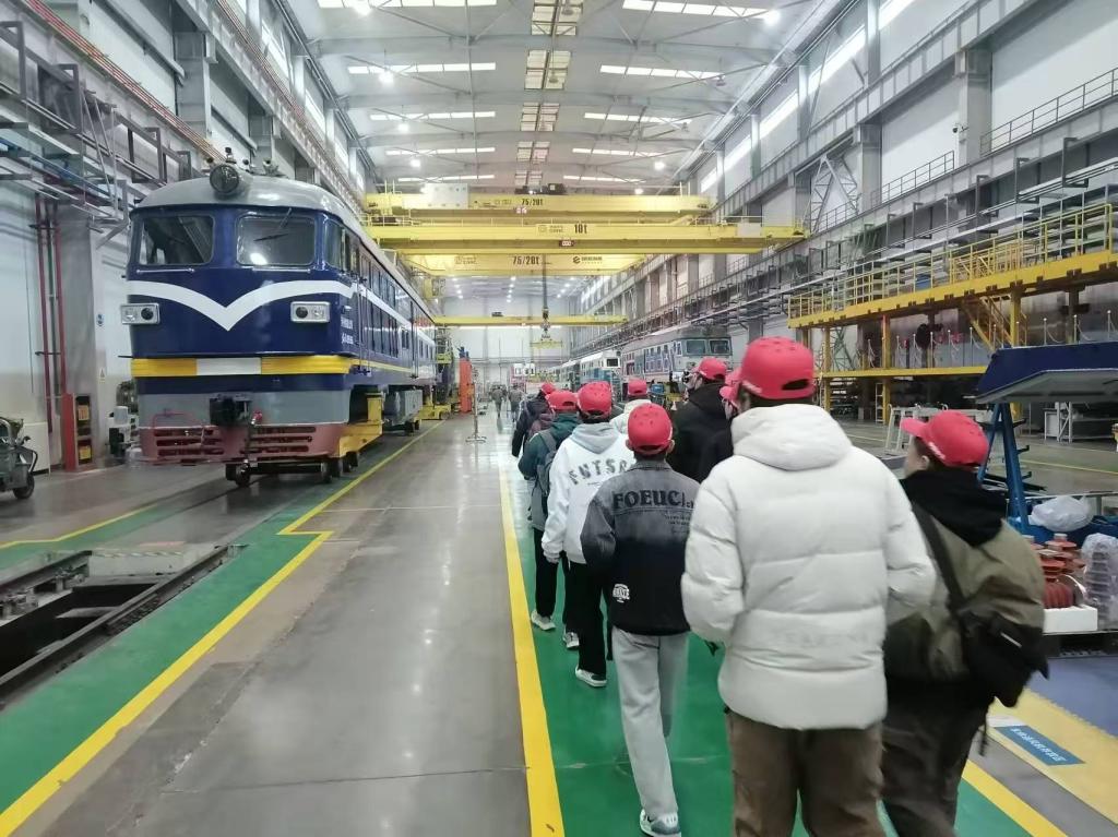 交通运输专业学生在中车兰州机车有限公司进行生产实习