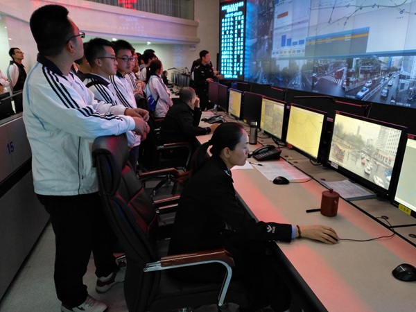 交通工程专业学生在兰州市公安局交警支队智能交通指挥中心进行生产实习