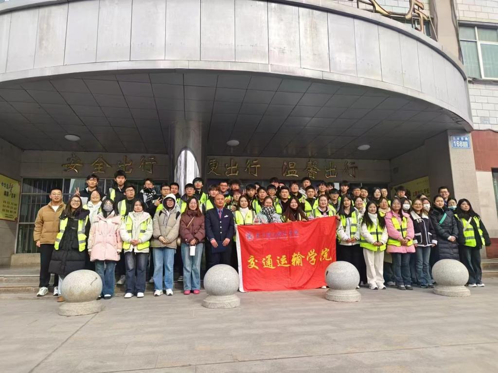交通运输专业学生在白银车站进行生产实习
