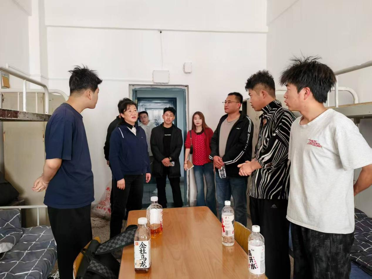 beat365中文官方网站信息科学与工程学院 院领导及老师们走访、慰问新生宿舍